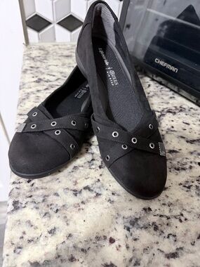 Life Stride Black Women's Slip-On Flat with Crisscross Eyelet Straps